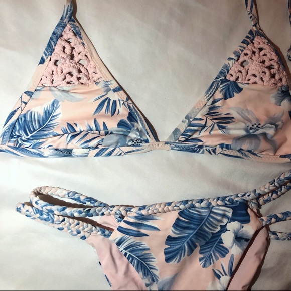 Frankie’s Bikini’s Set in Hawaiian Blush - Picture 2 of 8